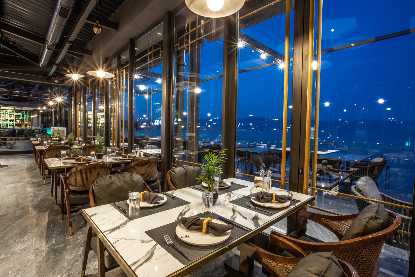 Restaurant & Bar